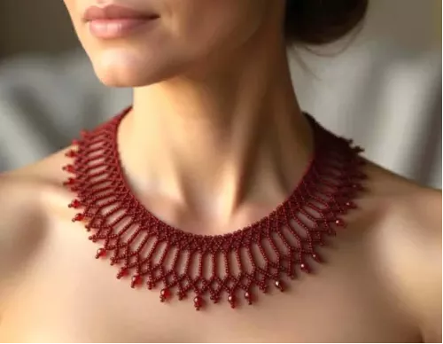 Collier perles tissé, dentelle rouge rubis ou blanche