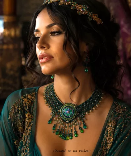 Shéhérazade, Collier perlé large et baroque, vert emeraude et doré Shéhérazade, Collier perlé large et baroque, vert emeraude et doré