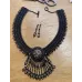 Ispahan, Collier perlé large et baroque, Noir et cuivré Ispahan, Collier perlé large et baroque, Noir et cuivré
