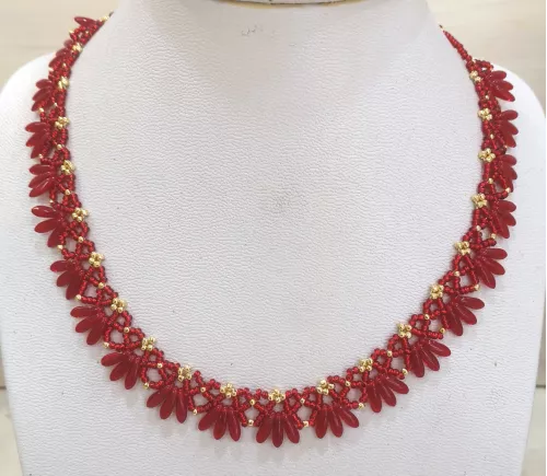 Collier perles dagues