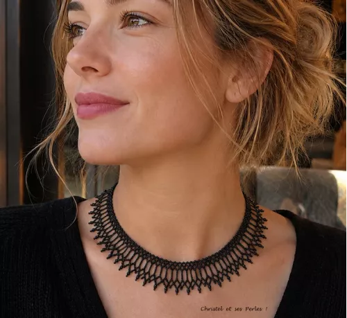 Gotika, collier tissé de perles de verre noires Gotika, collier tissé de perles de verre noires