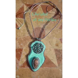 Collier cuir brodé jaspe et estampe métal