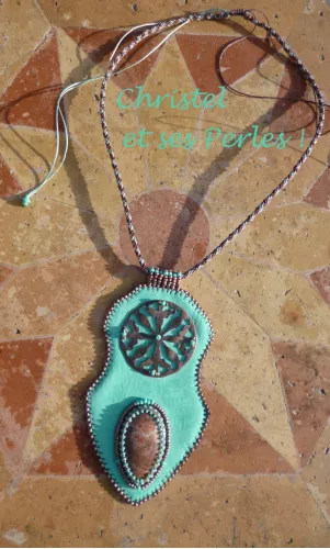 Collier cuir brodé jaspe et estampe métal