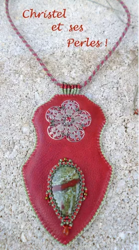 Collier cuir brodé jaspe dragon et estampe métal