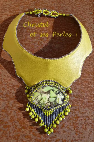 Collier plastron cuir et pierre brodée