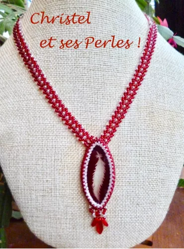 Collier mi long plume rubis Collier mi long plume rubis