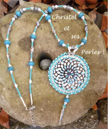 Pendentif blanc/bleu cuir et estampe métal Pendentif blanc/bleu cuir et estampe métal
