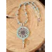 Pendentif blanc/bleu cuir et estampe métal Pendentif blanc/bleu cuir et estampe métal