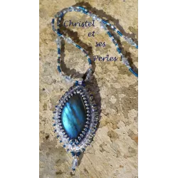 Pendentif en Labradorite brodée sur cuir