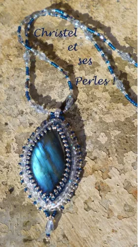 Pendentif en Labradorite brodée sur cuir