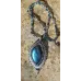 Pendentif en Labradorite brodée sur cuir