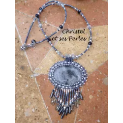 Pendentif avec Quartz à inclusion de rutiles brodé sur cuir