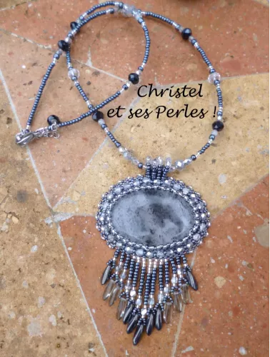 Pendentif avec Quartz à inclusion de rutiles brodé sur cuir