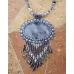 Pendentif avec Quartz à inclusion de rutiles brodé sur cuir