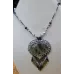 Pendentif avec Quartz à inclusion de rutiles brodé sur cuir