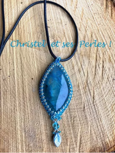 Pendentif Labradorite brodée forme ogive