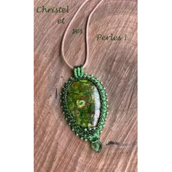 Pendentif pierre reconstituée verte brodée sur cuir