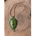 Pendentif pierre reconstituée verte brodée sur cuir Pendentif pierre reconstituée verte brodée sur cuir