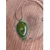 Pendentif pierre reconstituée verte brodée sur cuir Pendentif pierre reconstituée verte brodée sur cuir