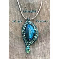 Pendentif Labradorite brodée et strass