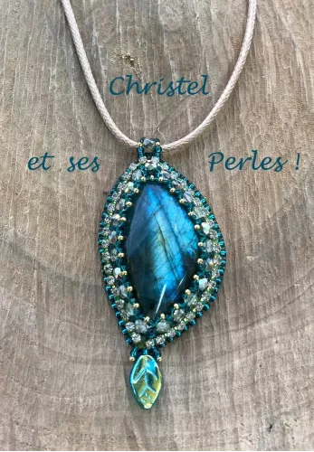 Pendentif Labradorite brodée et strass Pendentif Labradorite brodée et strass