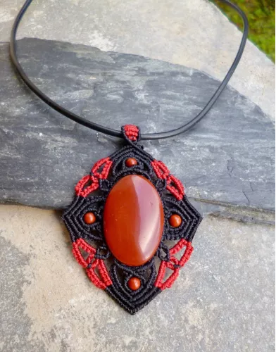 Pendentif macramé et jaspe rouge