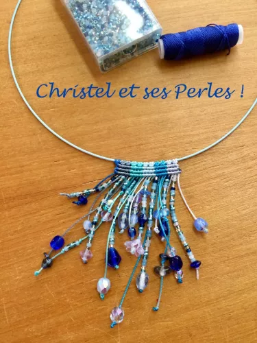 Pendentif macramé et perles Froufrou bleu Pendentif macramé et perles Froufrou bleu