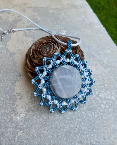 Pendentif macramé Soleil bleu et Labradorite Pendentif macramé Soleil bleu et Labradorite