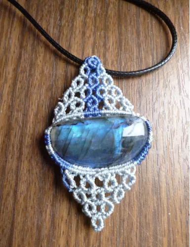Pendentif macramé et Labradorite Pendentif macramé et Labradorite